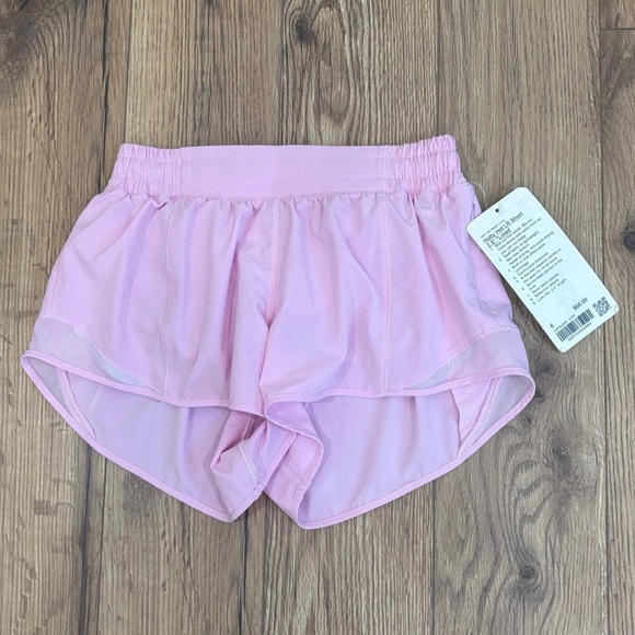 NWT Lululemon Hotty Hot Low Rise Shorts 2.5" In Vita Pink Size 6 - Picture 2 of 6
